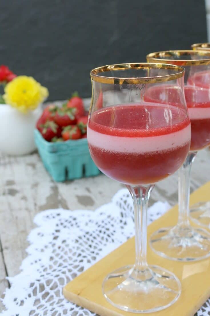 Gut Healing Strawberries 'n' Cream Gelatin Cups - with real strawberries and live probiotics in the yogurt, make this today's afternoon treat!